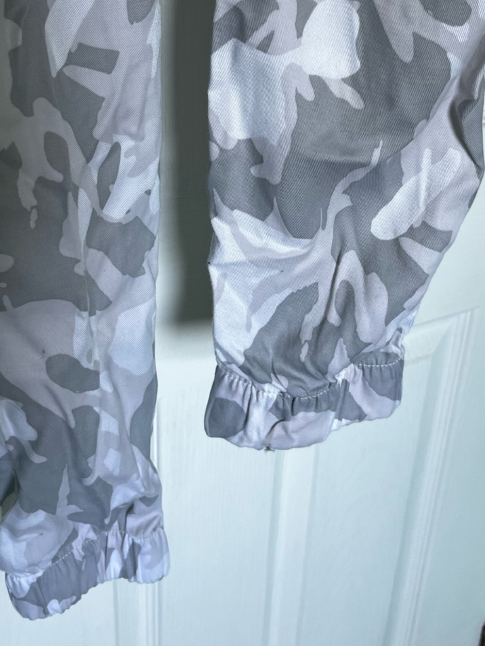 Women's Ankle-Length Camouflage Cropped Pants in Gray
